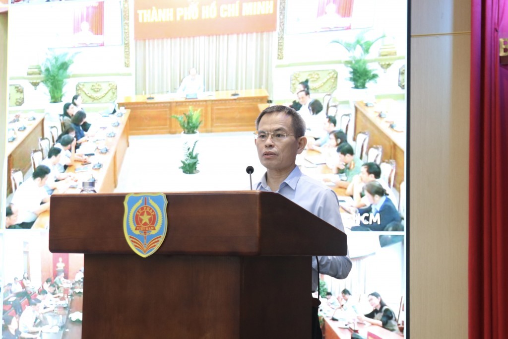 Ông Lê Xuân Hồng, Cục trưởng Cục Bổ trợ tư pháp (Bộ Tư pháp) trình bày báo cáo chuyên đề tại Hội nghị