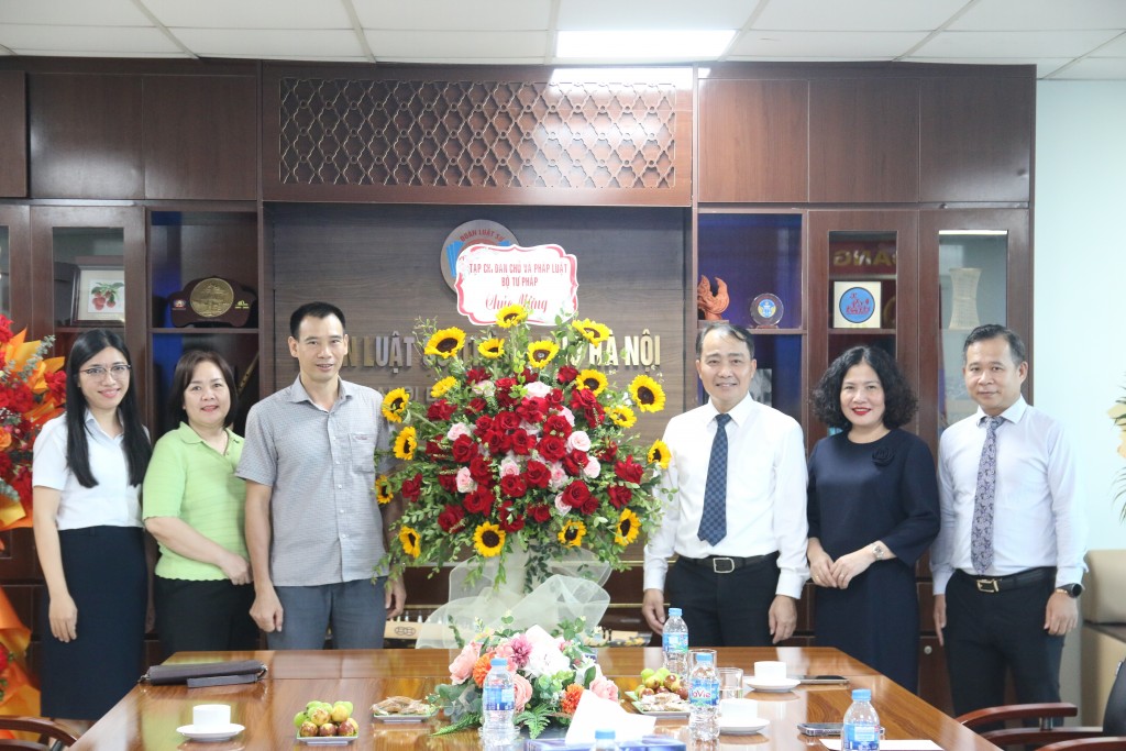 Tạp chí Dân chủ và Pháp luật chúc mừng Đoàn Luật sư thành phố Hà Nội nhân Ngày truyền thống Luật sư Việt Nam