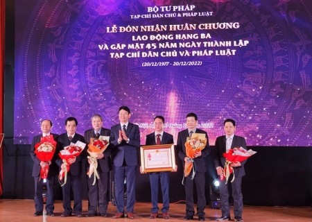 tap chi dan chu va phap luat don nhan huan chuong lao dong hang ba