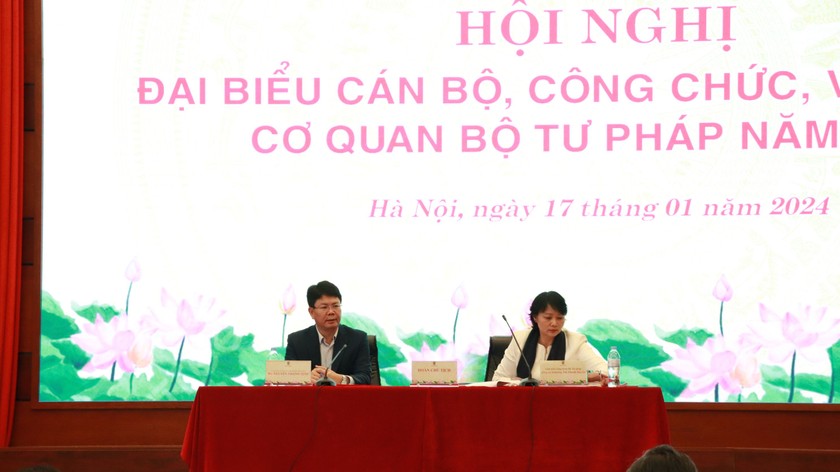 Thứ trưởng Bộ Tư pháp Nguyễn Thanh Tịnh và Chủ tịch Công đoàn Bộ Tư pháp Khương Thị Thanh Huyền điều hành Hội nghị.