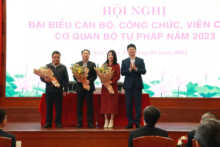 Phó Chánh Văn phòng Bộ Tư pháp Lê Tuấn Phong trình bày báo cáo tóm tắt kết quả thực hiện Nghị quyết Hội nghị cán bộ, công chức, viên chức năm 2022.