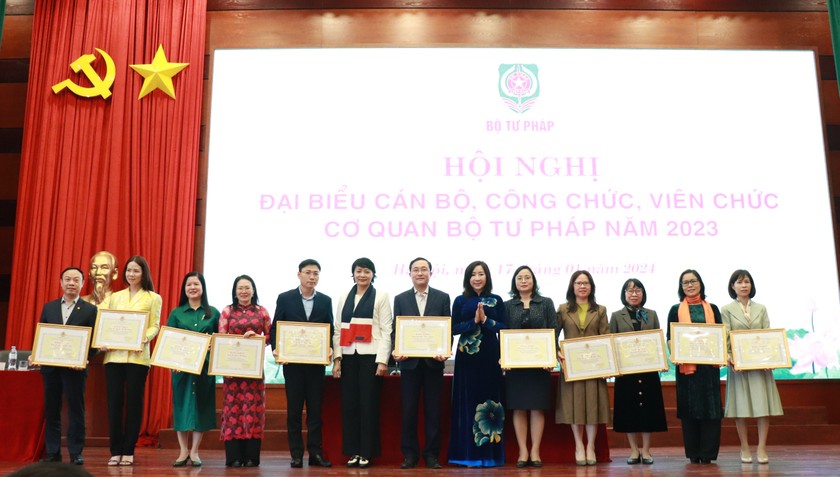 Đồng chí Trần Thị Kim Anh, Phó Chủ tịch Công đoàn Viên chức Việt Nam tặng Cờ Thi đua cho các tập thể.