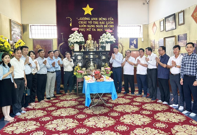 Đồng chí Nguyễn Thanh Tịnh và các đại biểu dâng hương tưởng nhớ Anh hùng liệt sỹ Võ Thị Sáu.
