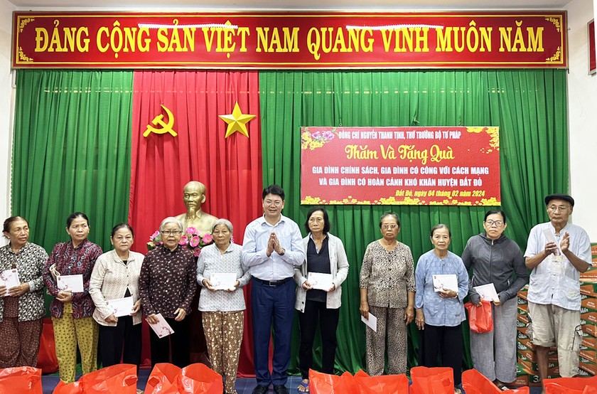 Đồng chí Nguyễn Thanh Tịnh tặng quà cho bà con nhân dịp Tết Nguyên đán tại huyện Đất Đỏ.