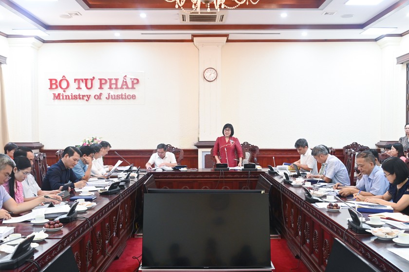 Uỷ viên Bộ Chính trị, Bí thư Thành uỷ Hà Nội Đinh Tiến Dũng - Trưởng Ban Chỉ đạo xây dựng Dự thảo Luật Thủ đô (sửa đổi) của Thành uỷ chủ trì cuộc làm việc với Ban soạn thảo và Tổ biên tập xây dựng Dự án Luật Thủ đô (sửa đổi) vào ngày 14/7/2023.