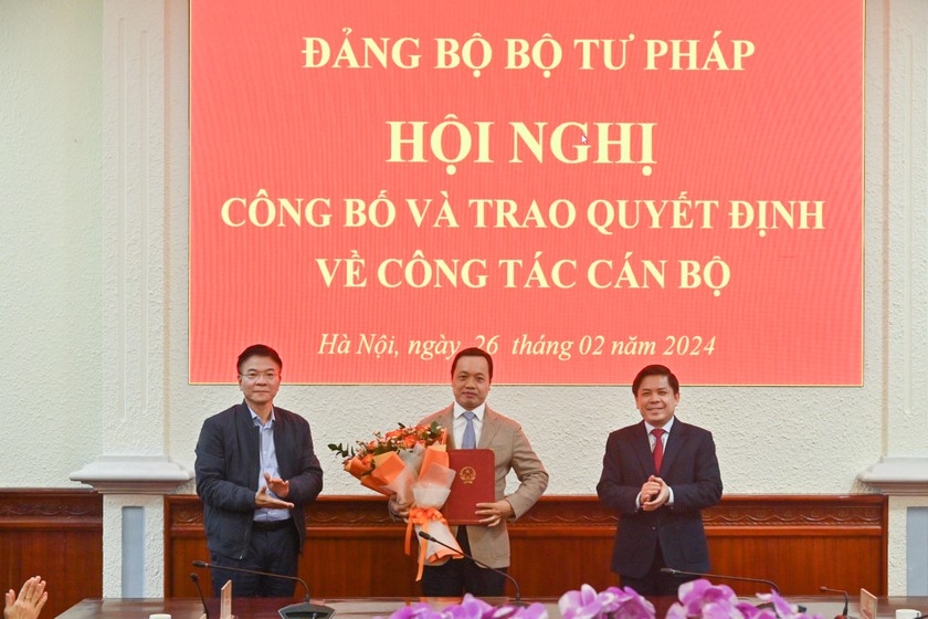 Đồng chí Đặng Hoàng Oanh phát biểu tại Hội nghị.