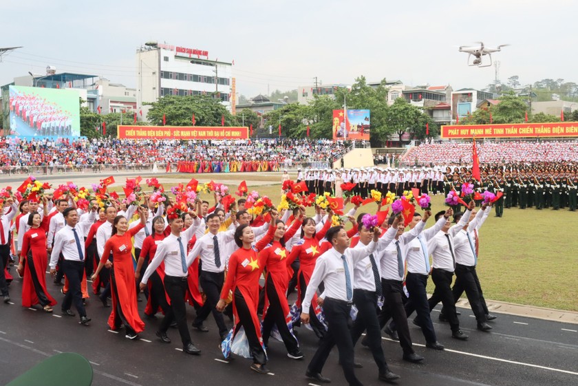 Khối các dân tộc Tây Bắc diễu hành. Ảnh: Vân Anh