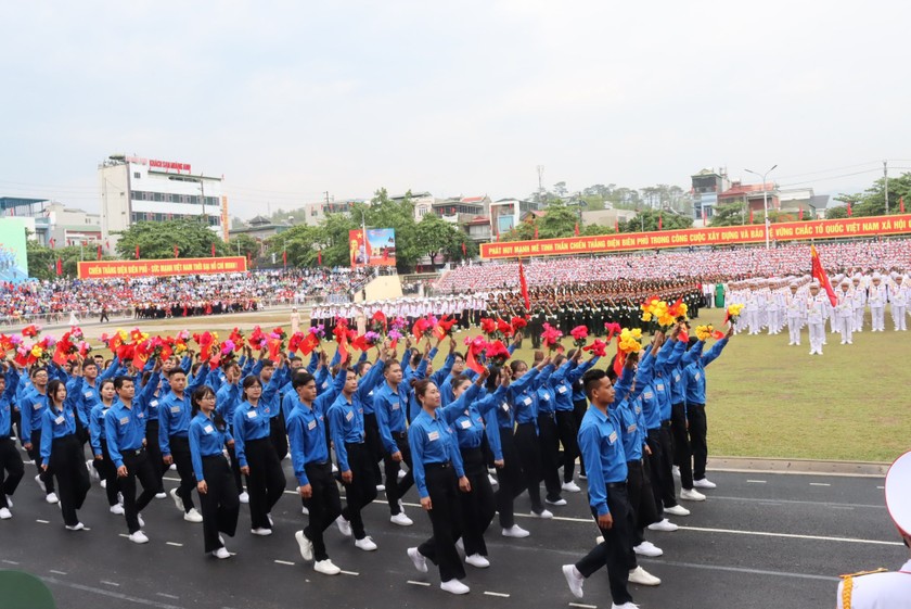 Khối Nông dân diễu hành: Ảnh: Vân Anh