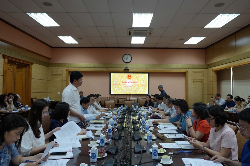 Thứ trưởng Bộ Tư pháp Nguyễn Thanh Tịnh, Phó Chủ tịch Hội đồng Phối hợp phổ biến giáo dục pháp luật Trung ương phát biểu tại buổi làm việc