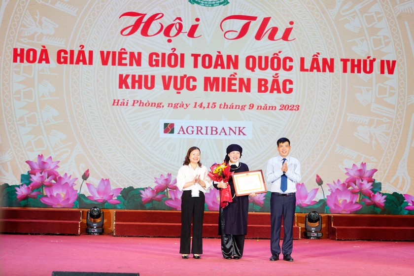 Thí sinh lớn tuổi nhất hội thi (thứ hai từ trái sang) 76 tuổi. ảnh 2