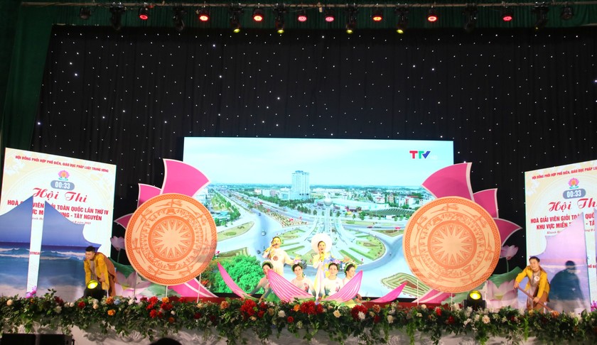 Ban Tổ chức cũng tặng hoa cho Ban Giám khảo. ảnh 4