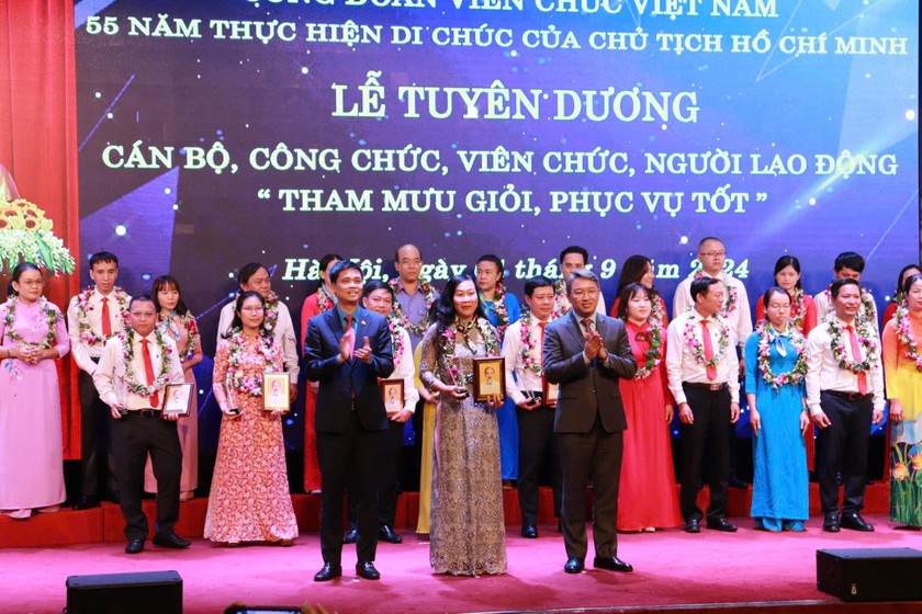 Bộ trưởng Nguyễn Hải Ninh dự lễ Tuyên dương 150 tấm gương 'Tham mưu giỏi, phục vụ tốt' ảnh 3