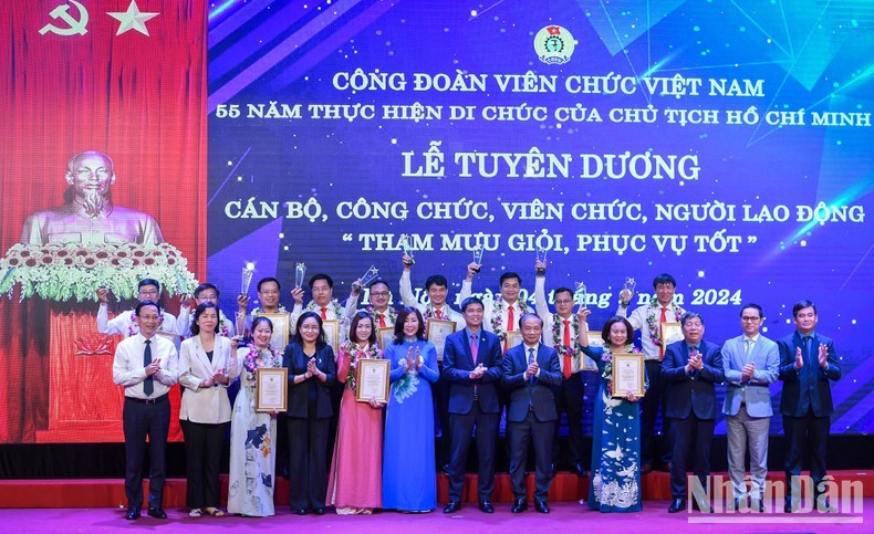 Bộ trưởng Nguyễn Hải Ninh dự lễ Tuyên dương 150 tấm gương 'Tham mưu giỏi, phục vụ tốt' ảnh 6