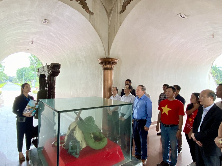 Đoàn công tác chụp hình lưu niệm trên cầu Hiền Lương lịch sử.