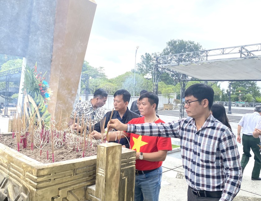 Phó Bí thư thường trực Đảng uỷ Bộ Tư pháp Nguyễn Kim Tinh và Chủ tịch Hội Cựu chiến binh cơ quan Bộ Tư pháp Nguyễn Văn Bốn thỉnh chuông Nghĩa trang liệt sỹ quốc gia Đường 9...