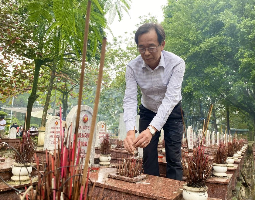 Đoàn công tác dâng hoa tại Nghĩa trang liệt sỹ quốc gia Trường Sơn.