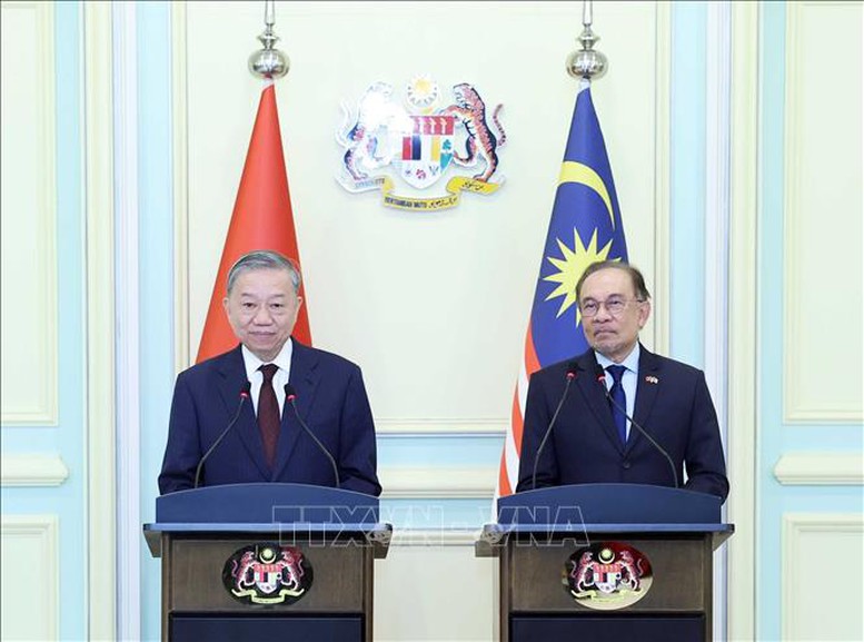 Tổng Bí thư Tô Lâm hội đàm với Thủ tướng Malaysia Anwar Ibrahim- Ảnh 2.