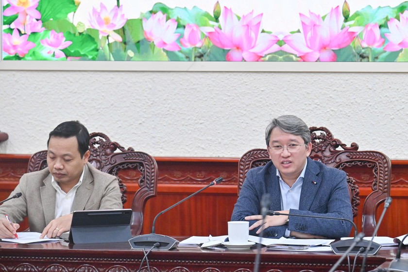 Bộ trưởng Nguyễn Hải Ninh và Thứ trưởng Trần Tiến Dũng chủ trì cuộc họp.