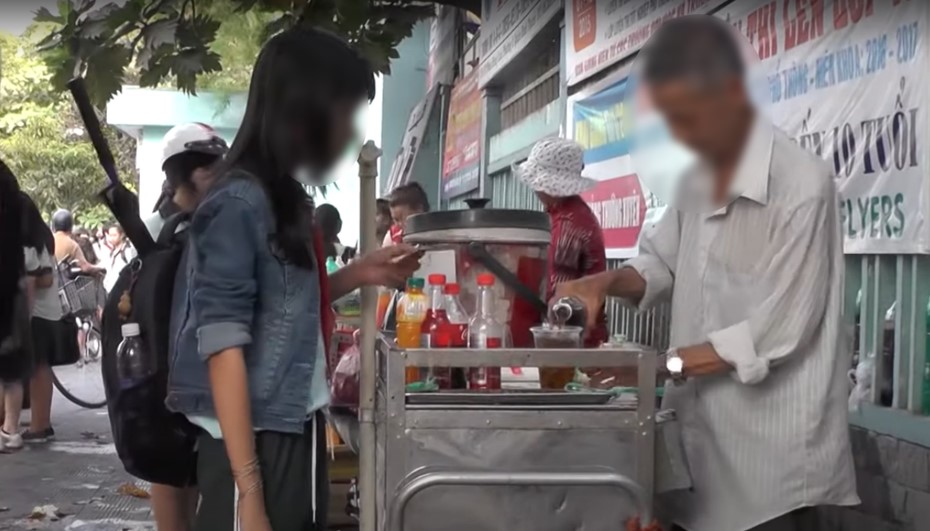 Thực hiện pháp luật về an toàn thực phẩm trong hoạt động buôn bán rong tại Việt Nam