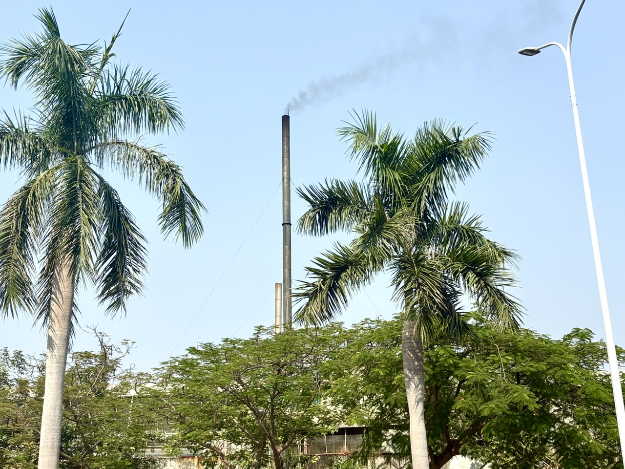 Một số cơ sở sản xuất sẽ phải chịu phí bảo vệ môi trường đối với khí thải