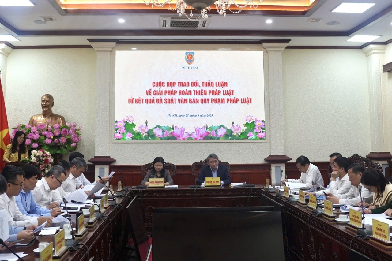 Xây dựng và hoàn thiện pháp luật bảo đảm kịp thời cho việc sắp xếp tổ chức bộ máy chính quyền địa phương hai cấp