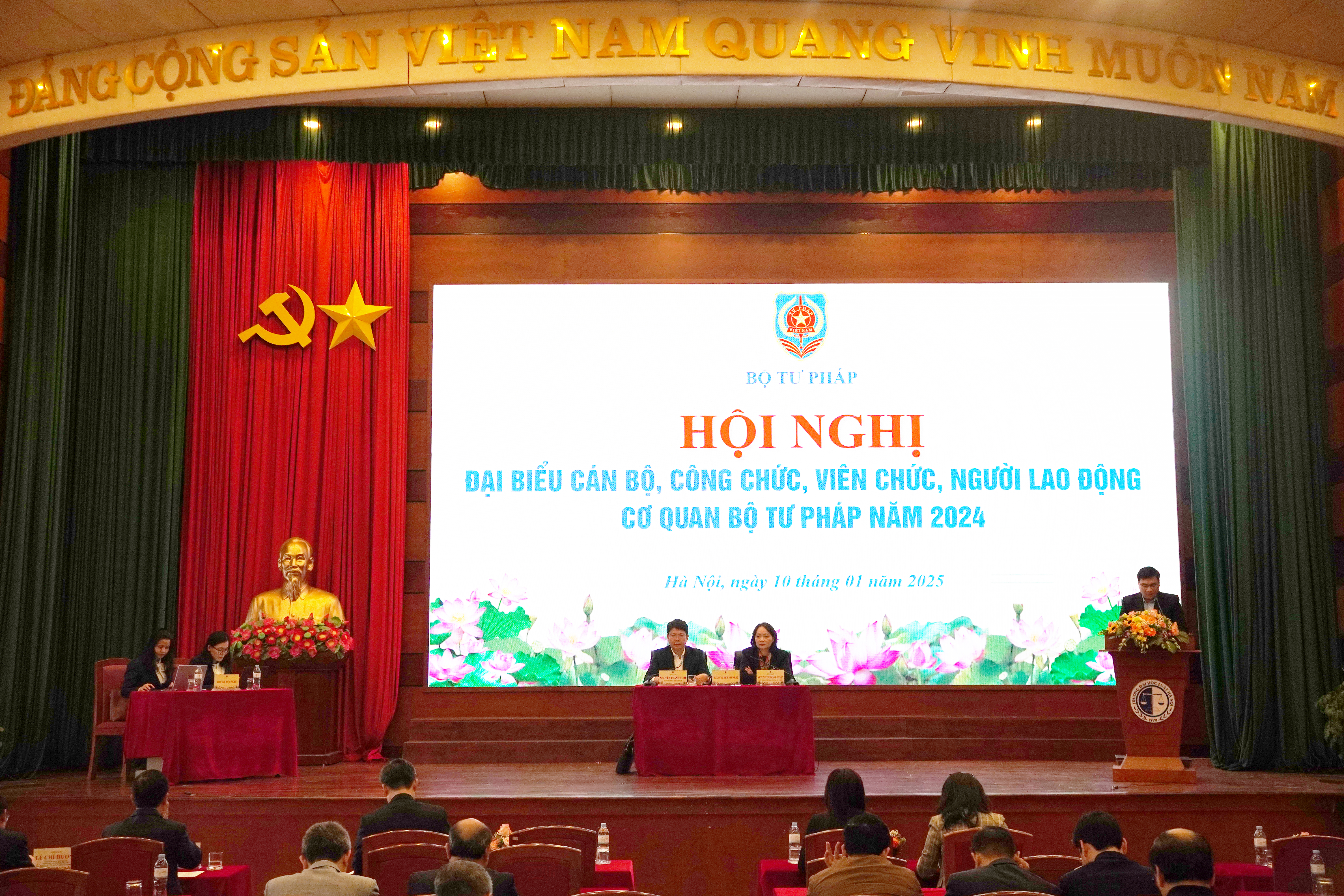 Nâng cao nhận thức về thực hiện dân chủ ở cơ sở, tạo môi trường làm việc thuận lợi cho cán bộ, công chức, viên chức nhằm thúc đẩy đổi mới, sáng tạo