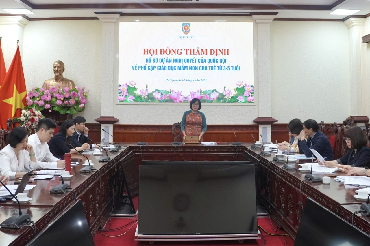Huy động mọi nguồn lực đầu tư bảo đảm các điều kiện thực hiện thành công việc phổ cập giáo dục mẫu giáo